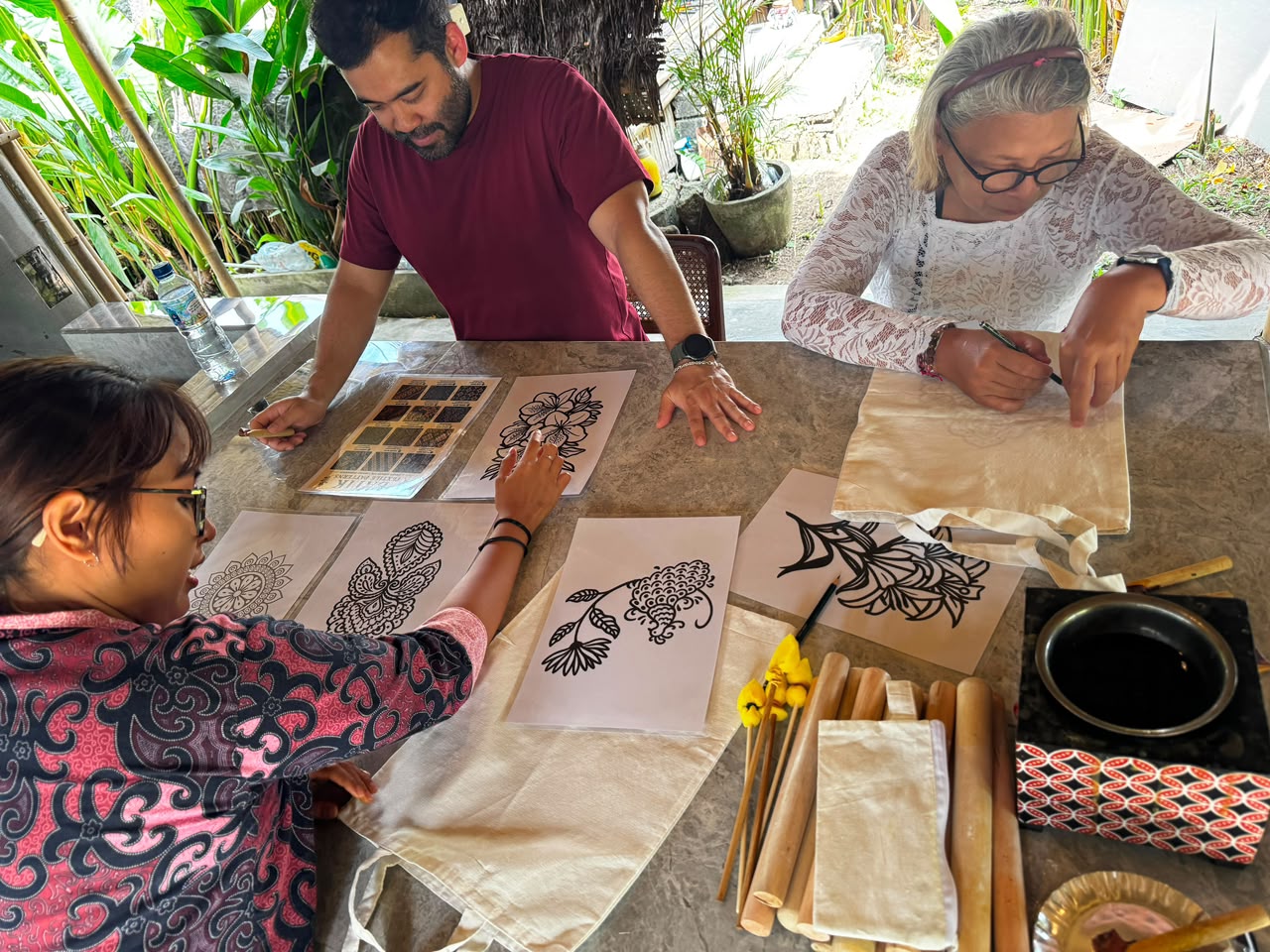 Students working on batik at Jembatan Bahasa