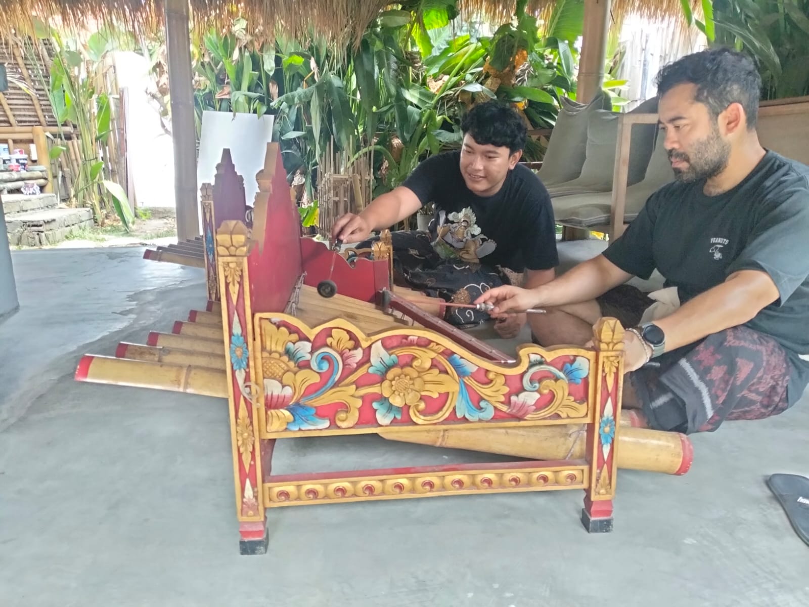 Student playing the rindik at Jembatan Bahasa